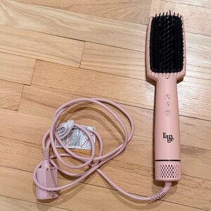 L’ange Le Vite Ceramic Straightening Brush in Blush Pink.